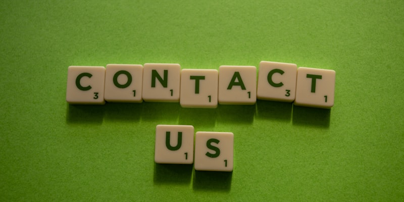 노트북 화면에 표시된 자물쇠와 비밀번호 입력 필드 개념 이미지